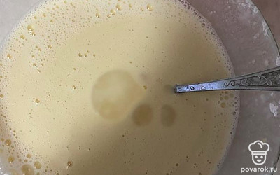 Влейте растительное масло в тесто.