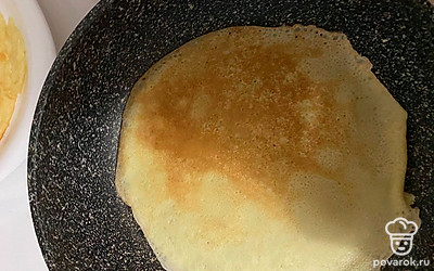 Обжарьте блинчики с каждой стороны на предварительно максимально разогретой сковороде.