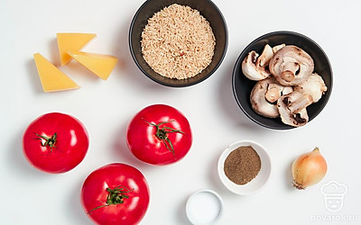 Овощи, грибы и зелень тщательно промойте и просушите. Рис промойте в холодной воде несколько раз, после чего отварите до полуготовности в 500 мл воды и снова промойте. У помидоров срежьте верхушки, мякоть аккуратно извлеките. Также возьмите сковороду и форму для запекания.