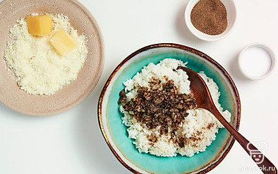 Завершите приготовление начинки. В глубокую емкость выложите грибы с луком. К ним добавьте отварной рис. Сыр натрите на терке и добавьте к начинке. Готовую смесь хорошо перемешайте, при необходимости добавьте специи.