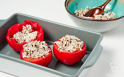 Приготовьте блюдо. Помидоры нафаршируйте готовой начинкой, сверху накройте их срезанными верхушками. Затем смажьте форму для запекания небольшим количеством растительного масла и выложите в нее закуску. Влейте в форму 250 мл воды и уберите в духовку на 20 минут при температуре 180 градусов.