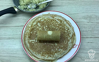 Блинчики начинить яблочной начинкой, аккуратно сворачивая в рулетик.