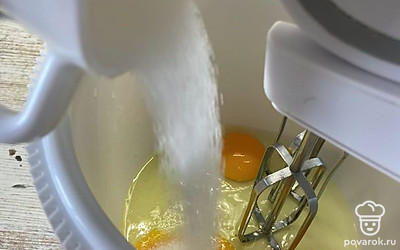 Взбиваем миксером до белой пенки яйца, сахар и соль.