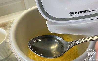 Вливаем 1 столовую ложку растительного масла.