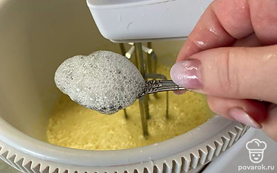 Гасим соду соком лимона. Вливаем гашеную соду в яичную смесь.