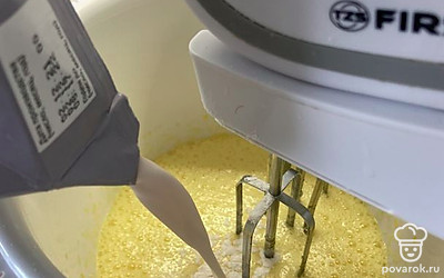 Вливаем молоко. Смешиваем все ингредиенты.