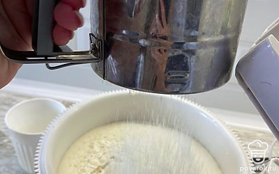 Просеиваем муку, добавляем ванилин. Смешиваем.