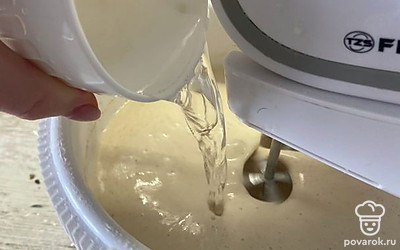 В конце добавляем кипяток и ещё раз все смешиваем до однородного теста.