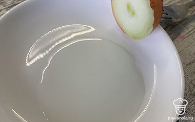 Половинку луковицы надеваем на вилку, макаем в растительное масло и смазываем разогретую сковороду.