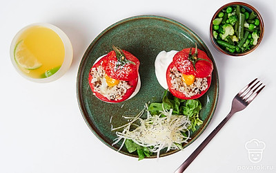 Готовую закуску подайте к столу сразу после приготовления. Помидоры можно подать порционно или на общей тарелке. В качестве украшения используйте веточки зелени, выложив их поверх закуски.