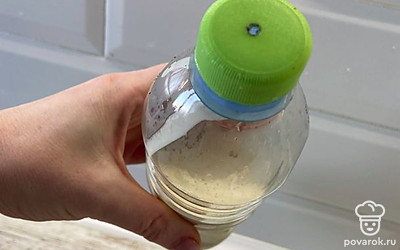 Тесто переливаем понемногу в любую пластиковую бутылку. На крышке бутылки раскалённым на огне гвоздём делаем небольшое отверстие.