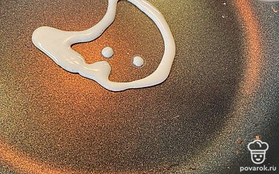 На разогретой, смазанной сковороде рисуем тонкой струйкой из бутылки контуры любой зверушки.