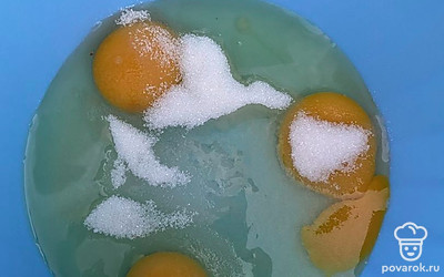 Взбить сахар, яйца, соль.