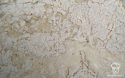 Добавить муку и молоко. Взбить. 