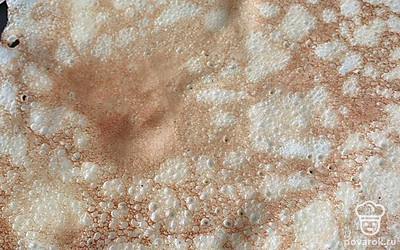 Залить на сковороду тесто и обжарить с двух сторон по минуте.