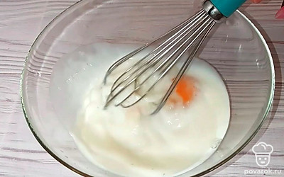 Влить к смеси кипяток, молоко и снова хорошо перемешать.