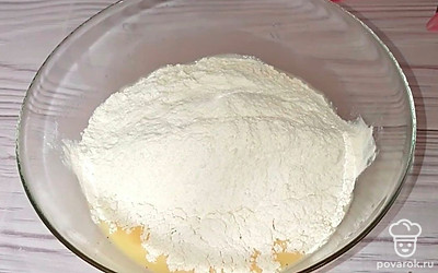 Добавить муку, перемешать смесь до растворения комочков.