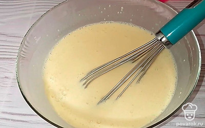 Добавить пару ложек растительного масла, хорошо перемешать. Дать тесту настояться 15 минут. 