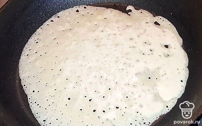 Обжарить блины на сковороде с двух сторон на маленьком количестве растительного масла.