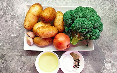 Приготовьте все нужные ингредиенты. Очистите картофель, чеснок и лук. Промойте все овощи в чистой проточной воде. Поделите брокколи на соцветия. Нарежьте картофель соломкой, лук полукольцами, а чеснок очень мелко.