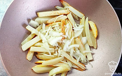 Хорошо разогрейте сковороду и обжарьте соломку из картофеля на небольшом количестве масла до золотистой корочки. Следом добавьте луковые колечки и мелко нарезанный чеснок. Обжарьте смесь овощей еще несколько минут.