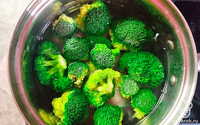 Соцветия брокколи отварите в сотейнике около 3 минут. Когда они будут готовы, поместите их в голодную воду. Избавьте их от влаги и добавьте в сковороду к остальным овощам. Поперчите и посолите смесь овощей, хорошо перемешайте и оставьте на плите еще на несколько минут.