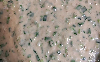 Хорошо перемешайте муку, яйца, зелёный лук, сыр, соль и черный молотый перец и 50 мл воды.