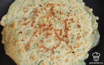 Разогрейте сковороду с маслом и пожарьте как блин.