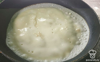 Разогрейте сковороду и вылейте немного теста из бутылки, распределите по всей поверхности и выпекайте по минуте с каждой стороны.