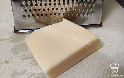 Cыр натрите на мелкой тёрке