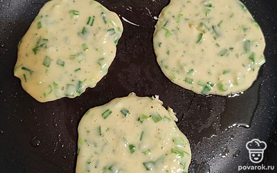 Пожарьте блинчики с 2 сторон до золотистой корочки на сковородке с подсолнечным маслом.