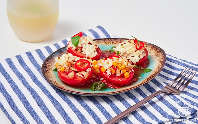 Горячая закуска из фаршированных помидоров с курицей — Рецепт с фото