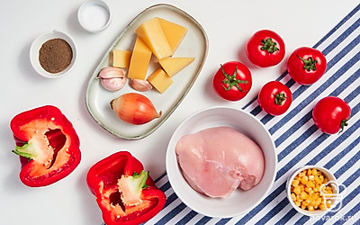 Филе тщательно промойте, просушите бумажными полотенцами и очистите от жилок и пленки. Овощи хорошо вымойте. Чеснок и лук очистите от шелухи. Кукурузу переложите в миску, жидкость слейте. У помидоров срежьте верхушки и извлеките мякоть. Сыр натрите на терке. Также возьмите сковороду и форму для запекания.