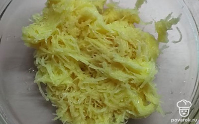 Картофель натереть на мелкой тёрке. 