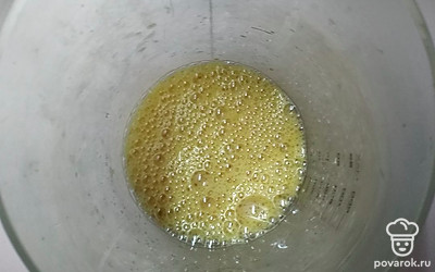 Яйцо взбить с солью. 