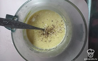 Добавить тёплую сыворотку, растительное масло, муку, натертый картофель. Размешать тесто, поперчить по желанию. 