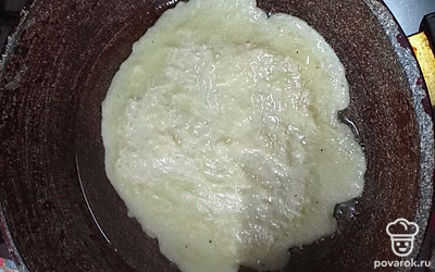 Вылить картофельное тесто на разогретую сковороду с небольшим количеством растительного масла. 