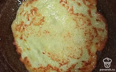 Обжарить блинчик с двух сторон. 