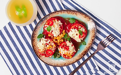 Горячую закуску из фаршированных помидоров с курицей подайте сразу после приготовления. Зелень для подачи промойте и просушите, кинзу измельчите. На тарелку выложите лист салата, сверху распределите два фаршированных помидора. Посыпьте закуску измельченной кинзой. Точно так же оформите все порции.