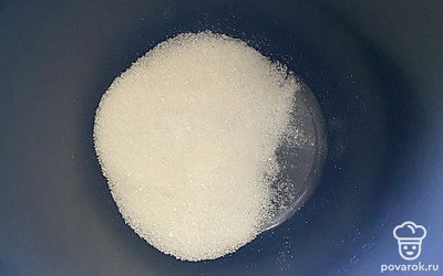 В чашу насыпать сахар и соль.