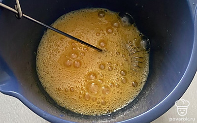 Быстро взбить венчиком.