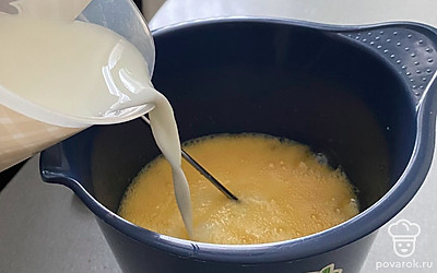 Влить молоко.