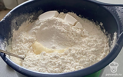 Всыпать муку и медленно перемешать, чтобы не образовывались комочки.