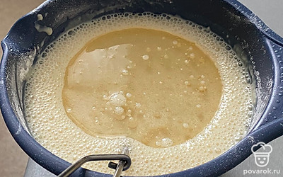 Влить растительное масло.