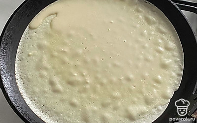 Жарить на раскалённой блинной сковороде с двух сторон по 1 минуте.