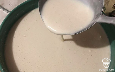 Затем добавьте такое количество муки, чтобы тесто стало по консистенции как густая сметана. Всю массу нужно тщательно перемешать, миксер упростит задачу, но я всегда пользуюсь ложкой. Перемешивать следует до тех пор, пока тесто не станет шелковистым и не исчезнут комочки, но если и останется немного, то ничего страшного- на готовых блинчиках они никак не скажутся.