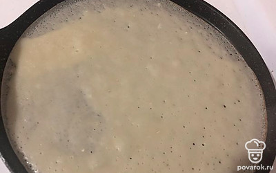 Можно приступать к жарке на максимальном огне. Обжаривайте до золотистого цвета с каждой стороны. Складывайте готовые блины первой стороной вверх, именно на эту сторону мы будем выкладывать начинку. Блинчики готовятся очень быстро, вас ничто, и никто не должен отвлекать от этого процесса, чтобы ничего не подгорело.