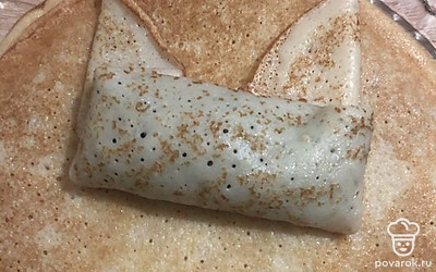 Выкладывайте начинку, сворачивайте блин конвертиком и наслаждайтесь.