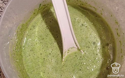 Шпинат измельчить блендером, смешать все ингредиенты, должно получиться не слишком жидкое тесто для блинов.