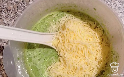 В тесто добавить растительное масло и тертый сыр.